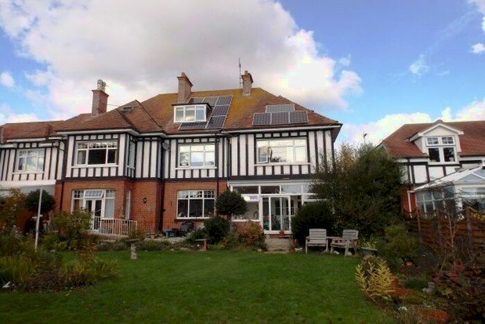 2 Bedroom Flat To Rent In Cranford Avenue, Exmouth, EX8