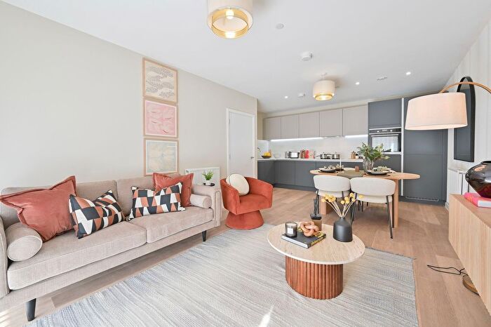 3 Bedroom Flat For Sale In Hendon Waterside, Hendon, NW9