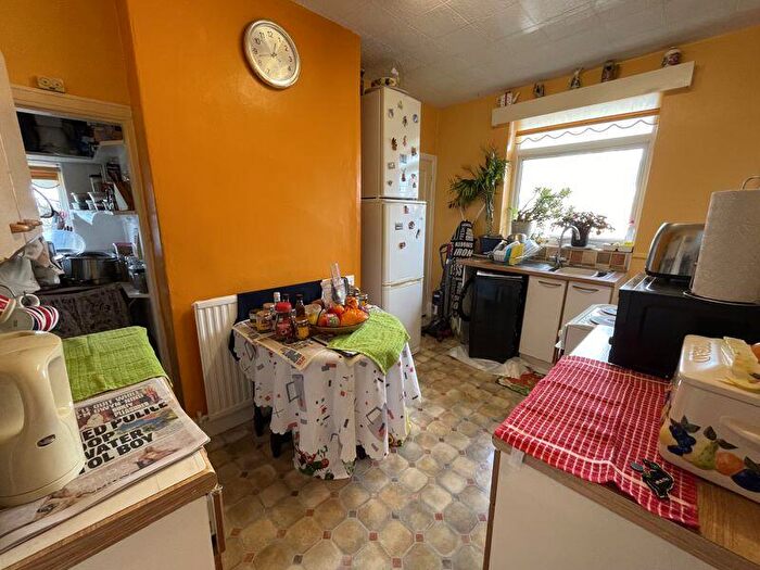 3 Bedroom Flat For Sale In Heaton Road, Heaton, Newcastle Upon Tyne, NE6