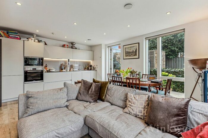 3 Bedroom Flat To Rent In Woods Road, London, SE15