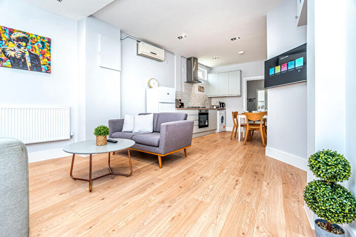 1 Bedroom Flat To Rent In Fourth Avenue, Manor Park, London, E12