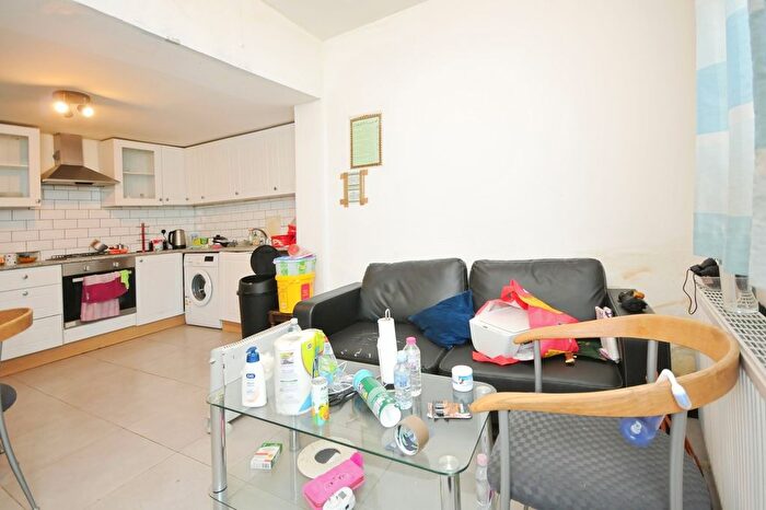 3 Bedroom Flat For Sale In Catford Hill, London, SE6