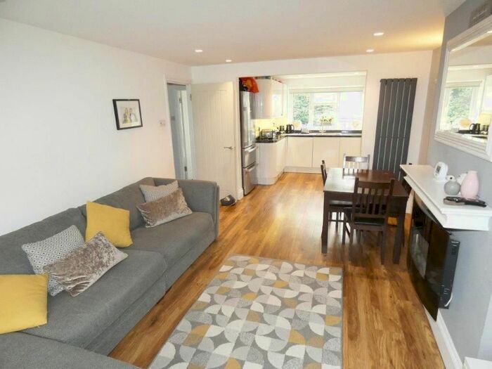 3 Bedroom Flat To Rent In Arundel Close, Hampton Hill, Hampton, TW12