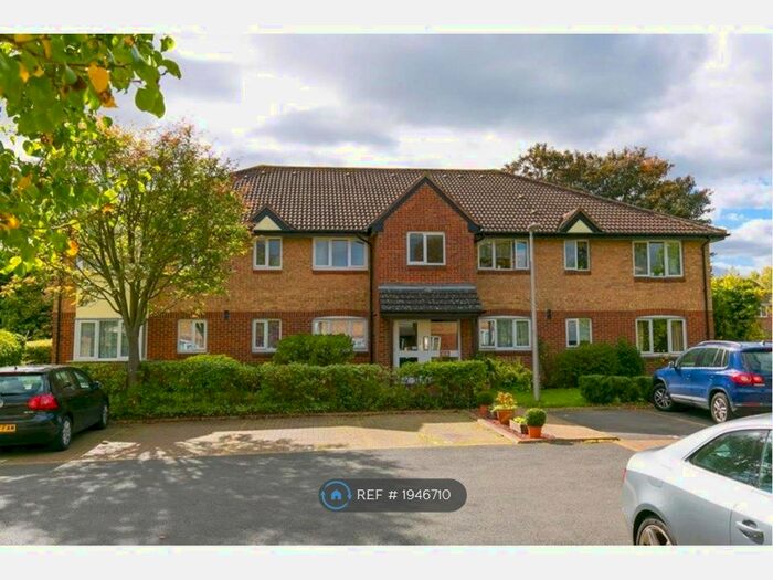 2 Bedroom Flat To Rent In Shepperton Court, Shepperton, TW17