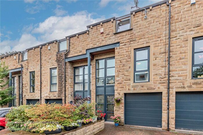 3 Bedroom Town House For Sale In Tamewater Court, Dobcross, Saddleworth, OL3