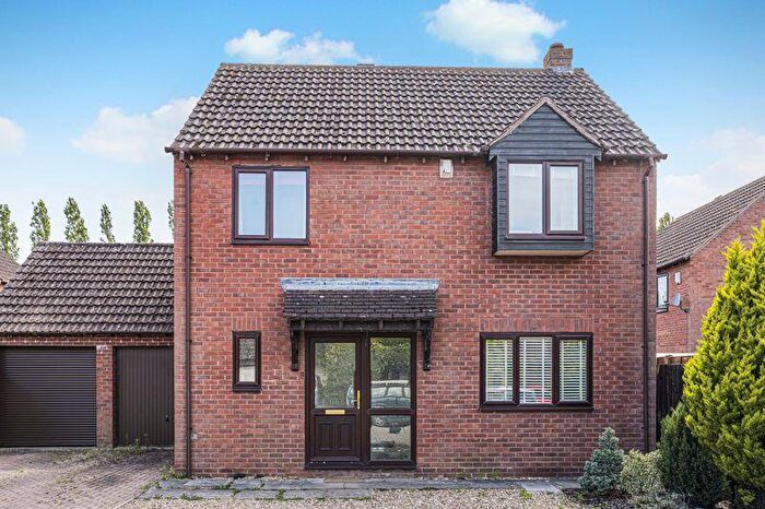 3 Bedroom Detached House For Sale In Massie Close, Milton Keynes, MK15