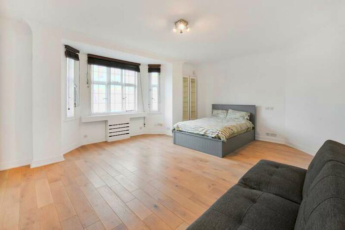 Flat To Rent In Donovan Court, 107 Drayton Gardens, `london, SW10
