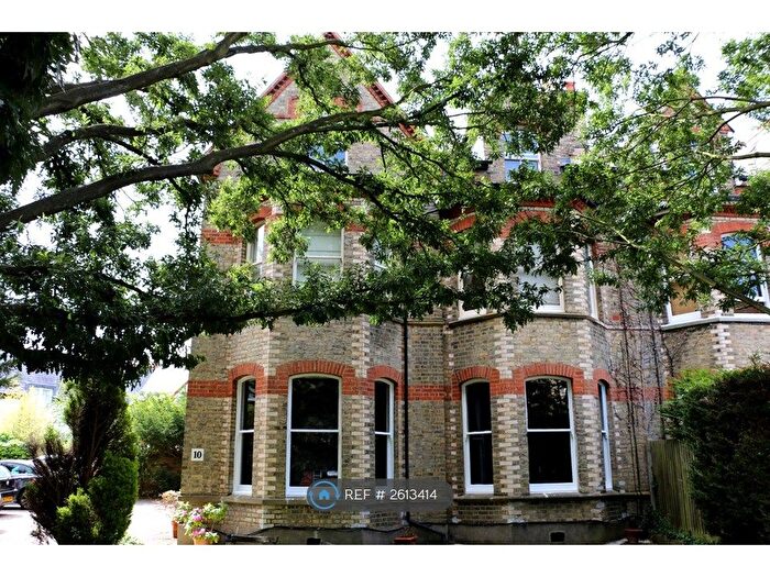 2 Bedroom Flat To Rent In Surbiton Hill Park, Surbiton, KT5