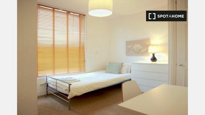 Studio To Rent In Kensington Gardens Square, W2