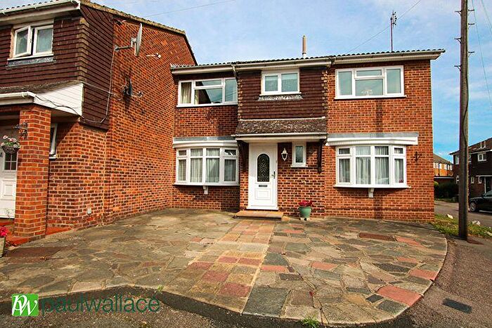 4 Bedroom End Of Terrace House For Sale In Farm Close, Cheshunt, EN8