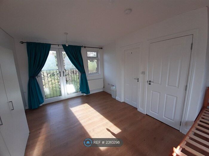 4 Bedroom Semi-Detached House To Rent In Courtfield Avenue, Harrow, HA1