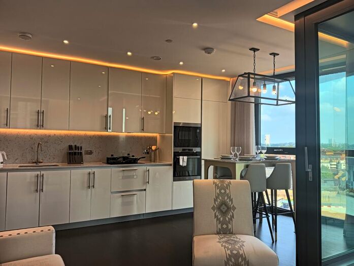 2 Bedroom Apartment To Rent In Thornes House, Nine Elms, SW11