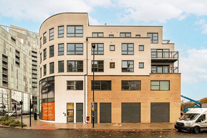 2 Bedroom Flat To Rent In Creek Road, London, SE8