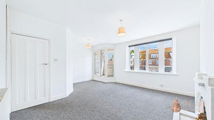 3 Bedroom Flat To Rent In Goring Road, Goring-By-Sea, BN12