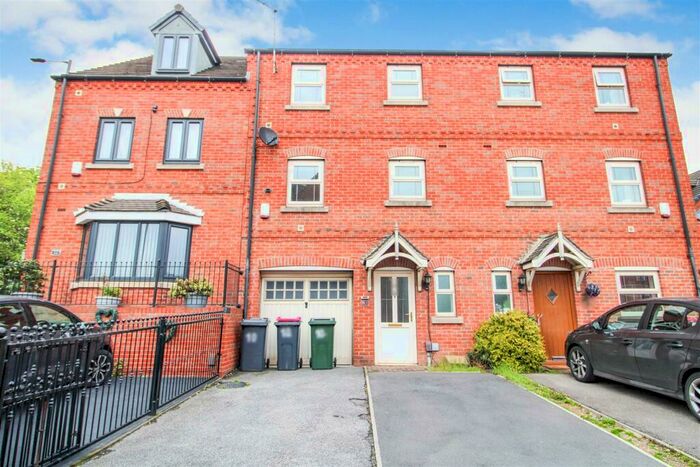 4 Bedroom Town House To Rent In Durham Way, Parkgate, Rotherham, S62