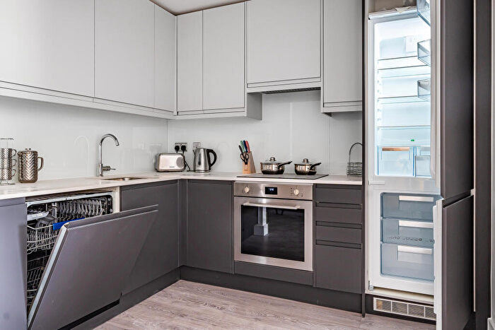 1 Bedroom Flat For Sale In Station Road, Addlestone, Surrey, KT15