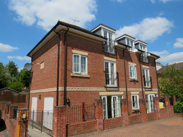 2 Bedroom Flat To Rent In Brent Court, Winchester Road, Bishops Waltham, Southampton, SO32