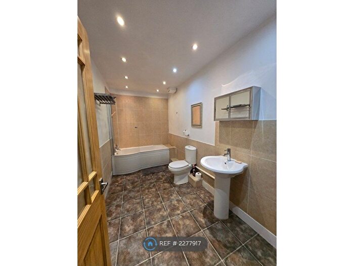 3 Bedroom Flat To Rent In Wiltie Gardens, Folkestone, CT19