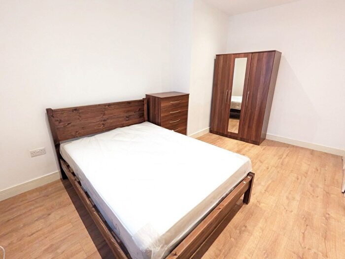 Studio To Rent In High Road, Willesden Green, NW10