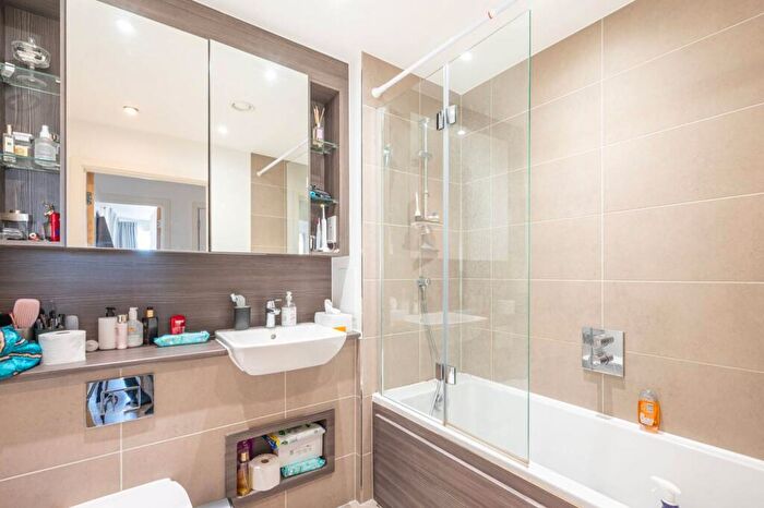 2 Bedroom Flat To Rent In Hendon Waterside, Hendon, London, NW9