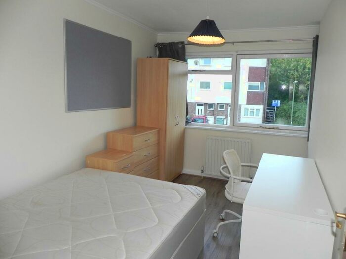 3 Bedroom Semi-Detached House To Rent In Guildford Park Avenue, Guildford, Surrey, GU2