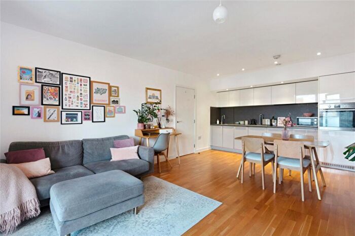 1 Bedroom Penthouse For Sale In Bathurst Square, London, N15