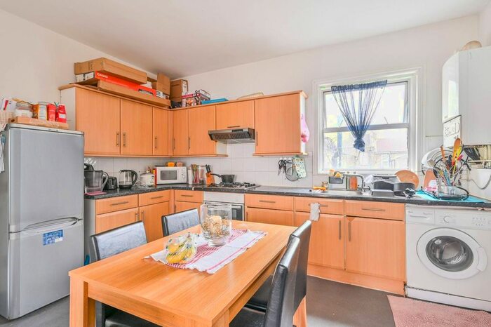 3 Bedroom Flat To Rent In Ashville Road, Leytonstone, London, E11