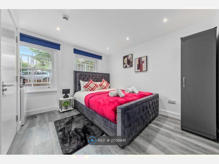 Studio To Rent In Hazlleville Road, London, N19