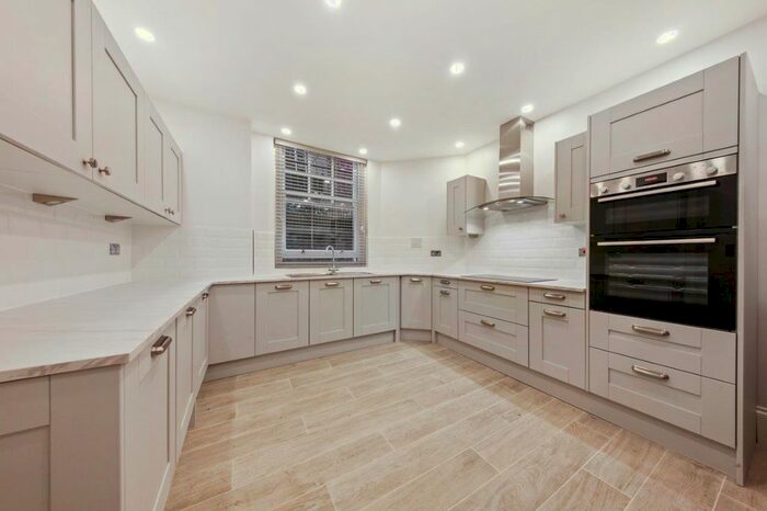 4 Bedroom Flat To Rent In Oakwood Court, Holland Park, London, W14