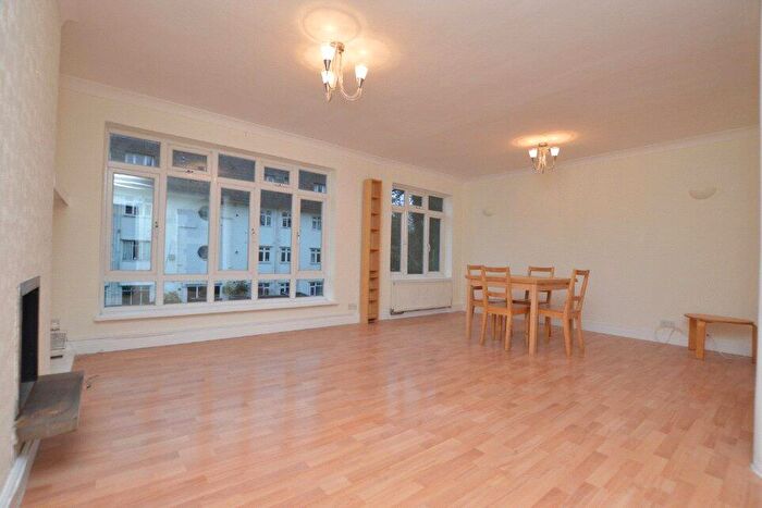 2 Bedroom Apartment For Sale In Park Court, Lawrie Park Road, London, SE26