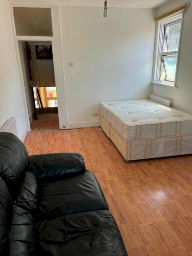 Studio To Rent In Warham Road, London, N4