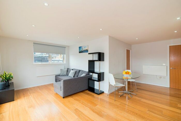 3 Bedroom Flat To Rent In Flat Signal House, Great Suffolk Street, London, SE1