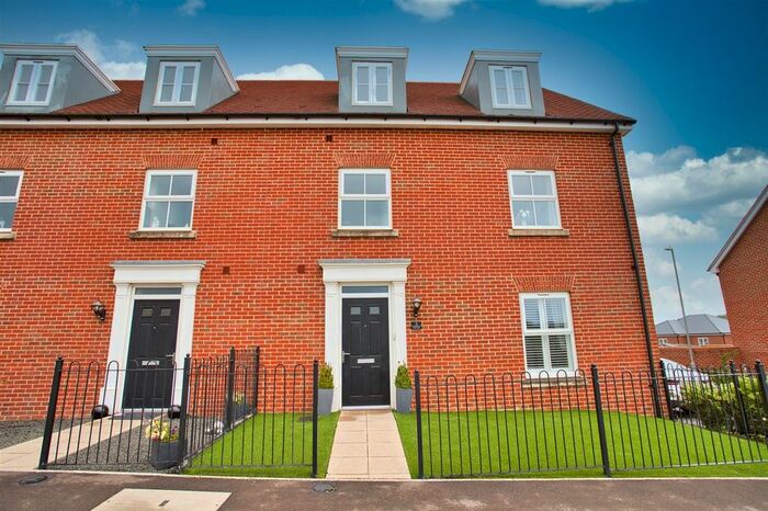 4 Bedroom Semi-Detached House To Rent In Red Kite Road, Whitfield, CT16