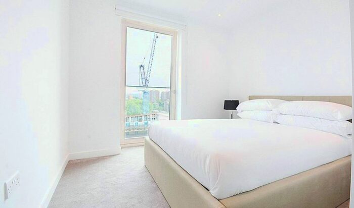 2 Bedroom Flat To Rent In Trafalgar Place, Elephant And Castle, London, SE17