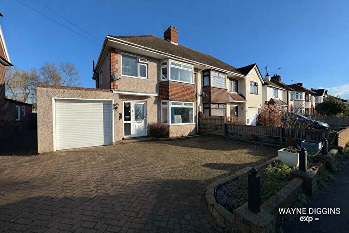 3 Bedroom Semi Detached House For Sale In Hall Crescent, Hadleigh, SS7