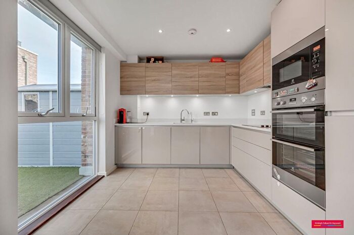 3 Bedroom Flat To Rent In Rosenburg Road, London, W3