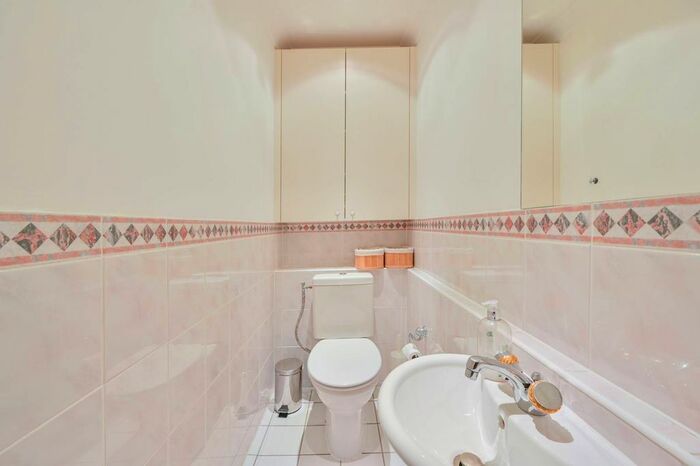 2 Bedroom Flat To Rent In Grosvenor Road, Pimlico, London, SW1V