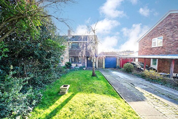 3 Bedroom Semi Detached House For Sale In Handcross Road, Luton, Bedfordshire, LU2