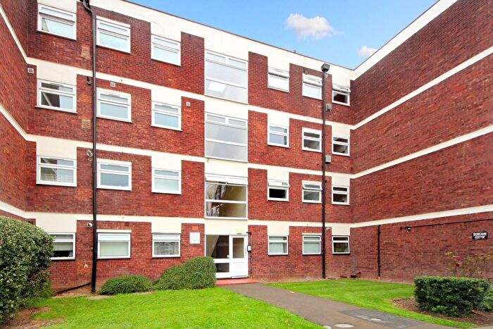 2 Bedroom Flat For Sale In Oak Tree Close, W5