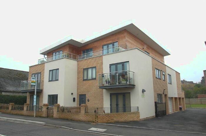 3 Bedroom Flat To Rent In St. Albans Hill, Hemel Hempstead, HP3