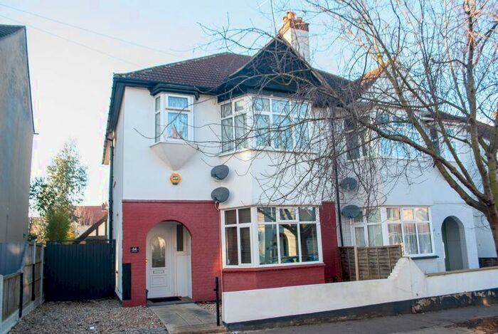 2 Bedroom Flat To Rent In Teddington Villas, Shakespeare Drive, Westcliff-On-Sea, SS0