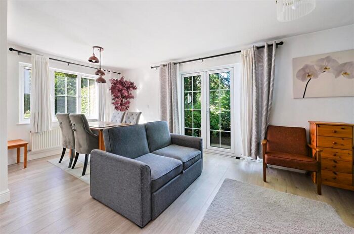 2 Bedroom Apartment For Sale In Hartington Close, Reigate, RH2