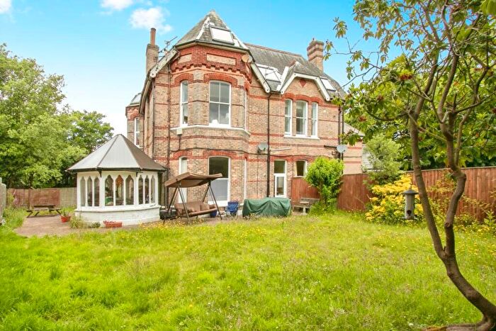 3 Bedroom Flat For Sale In Wimborne Road, Bournemouth, BH2