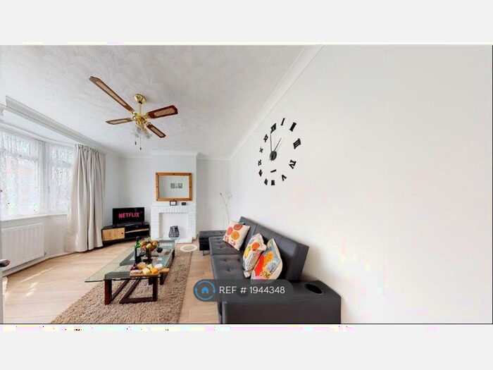 3 Bedroom Semi-Detached House To Rent In Chesterfield Drive, Ipswich, IP1