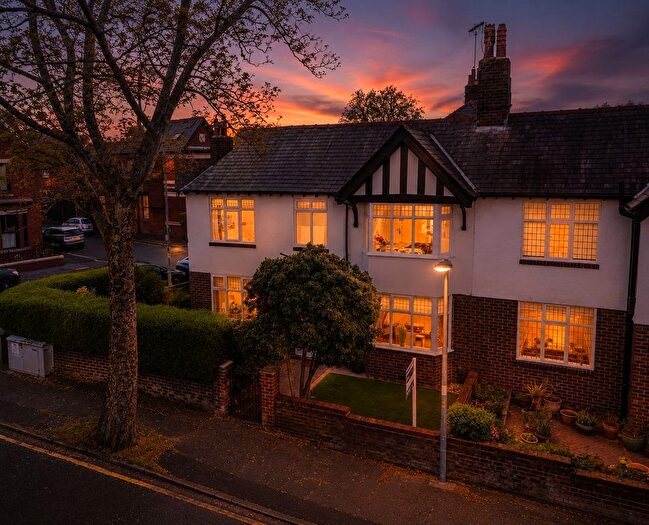 3 Bedroom Semi-Detached House For Sale In Trafalgar Road, Wigan, WN1