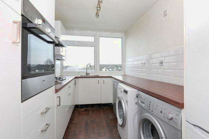 2 Bedroom Flat To Rent In Grove Hill, London, E18