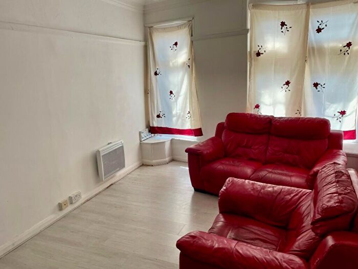 2 Bedroom Flat To Rent In London Road, Westcliff-On-Sea, Essex, SS0