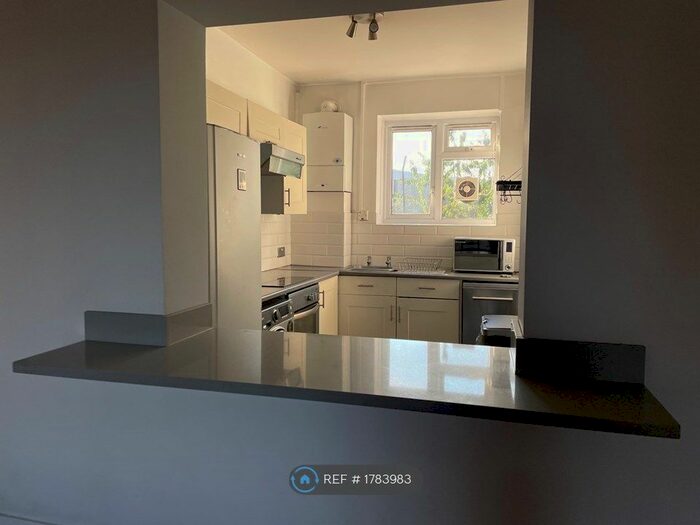 2 Bedroom Flat To Rent In Triangle Place, London, SW4