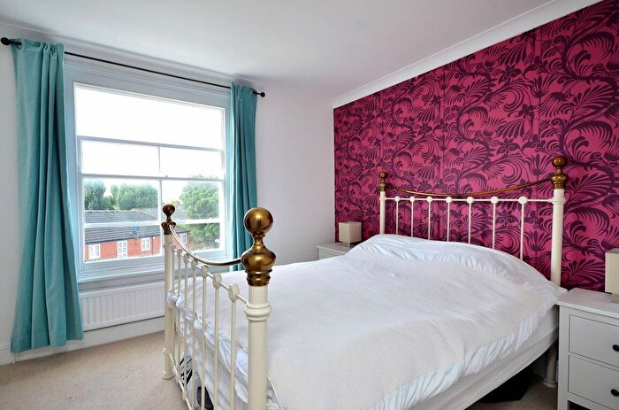 2 Bedroom Flat To Rent In St Quintin Avenue, North Kensington, London, W10