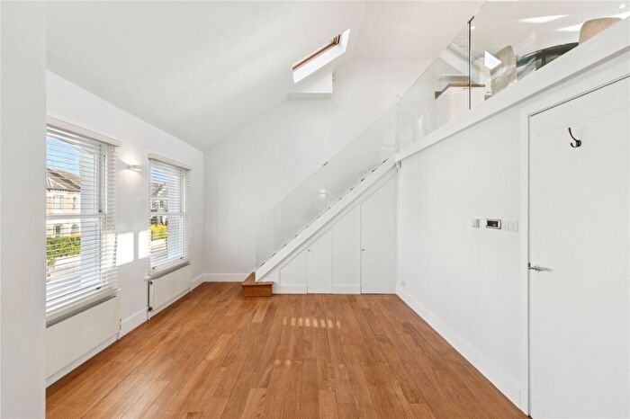1 Bedroom Apartment To Rent In Northcote Road, SW11